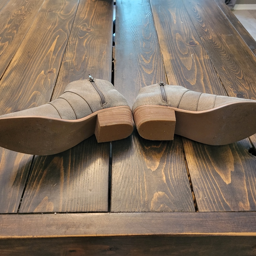 Boots - Picture 3 of 4
